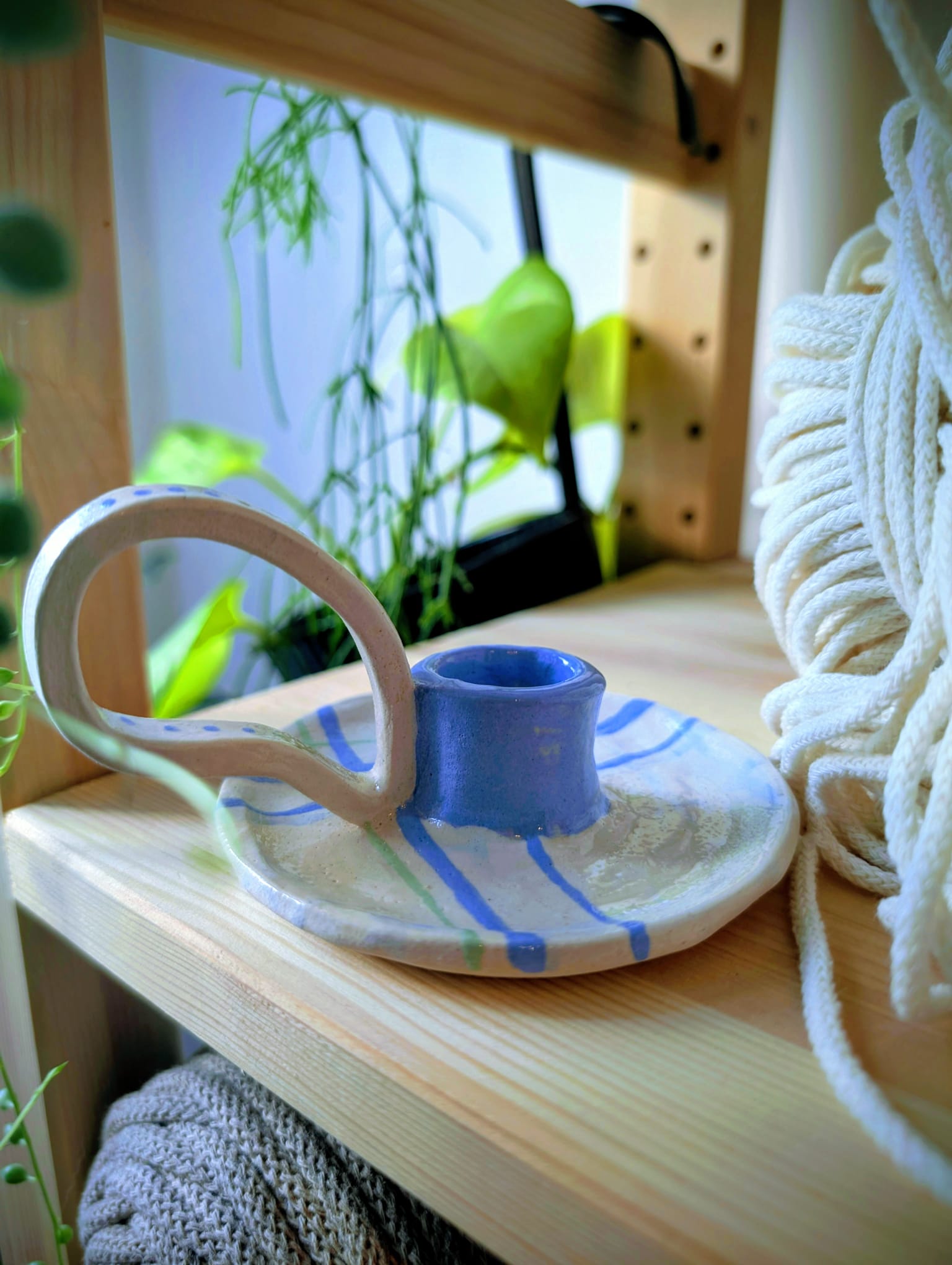 Ceramiczny świecznik z uchwytem i niebieskimi akcentami